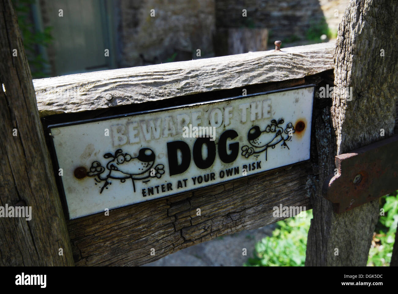 Warnschild in Cotswolds Hütte in Bibury, Vereinigtes Königreich Stockfoto