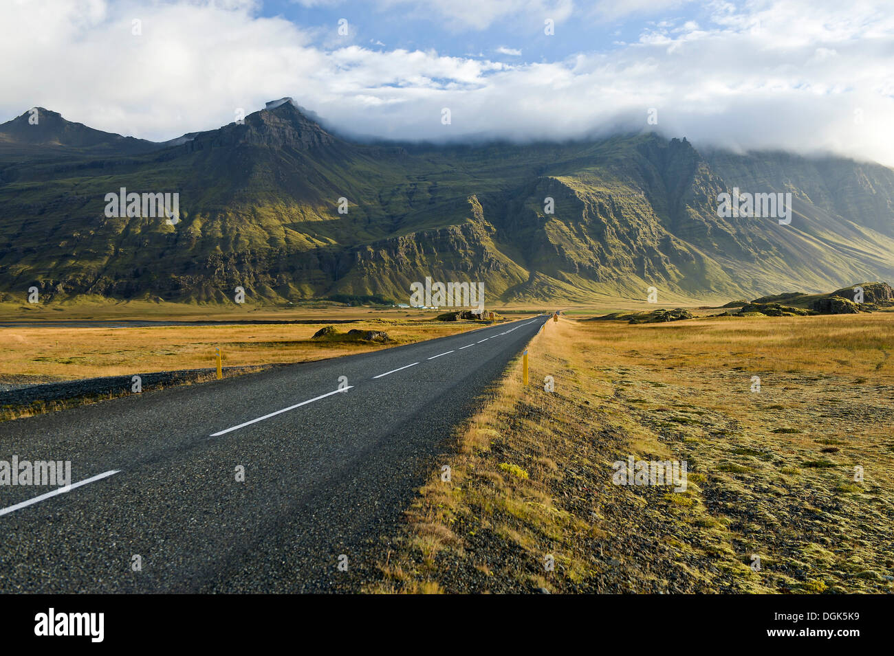 Eine Autobahn und Berge, Southern Island Stockfoto