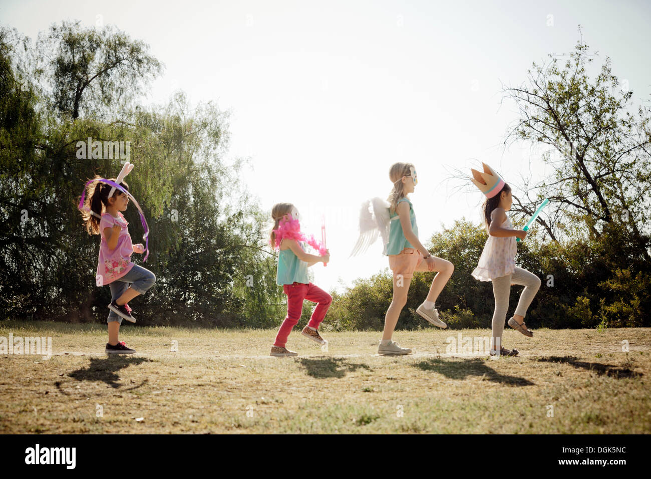 Kinder in Tracht marschiert Stockfoto