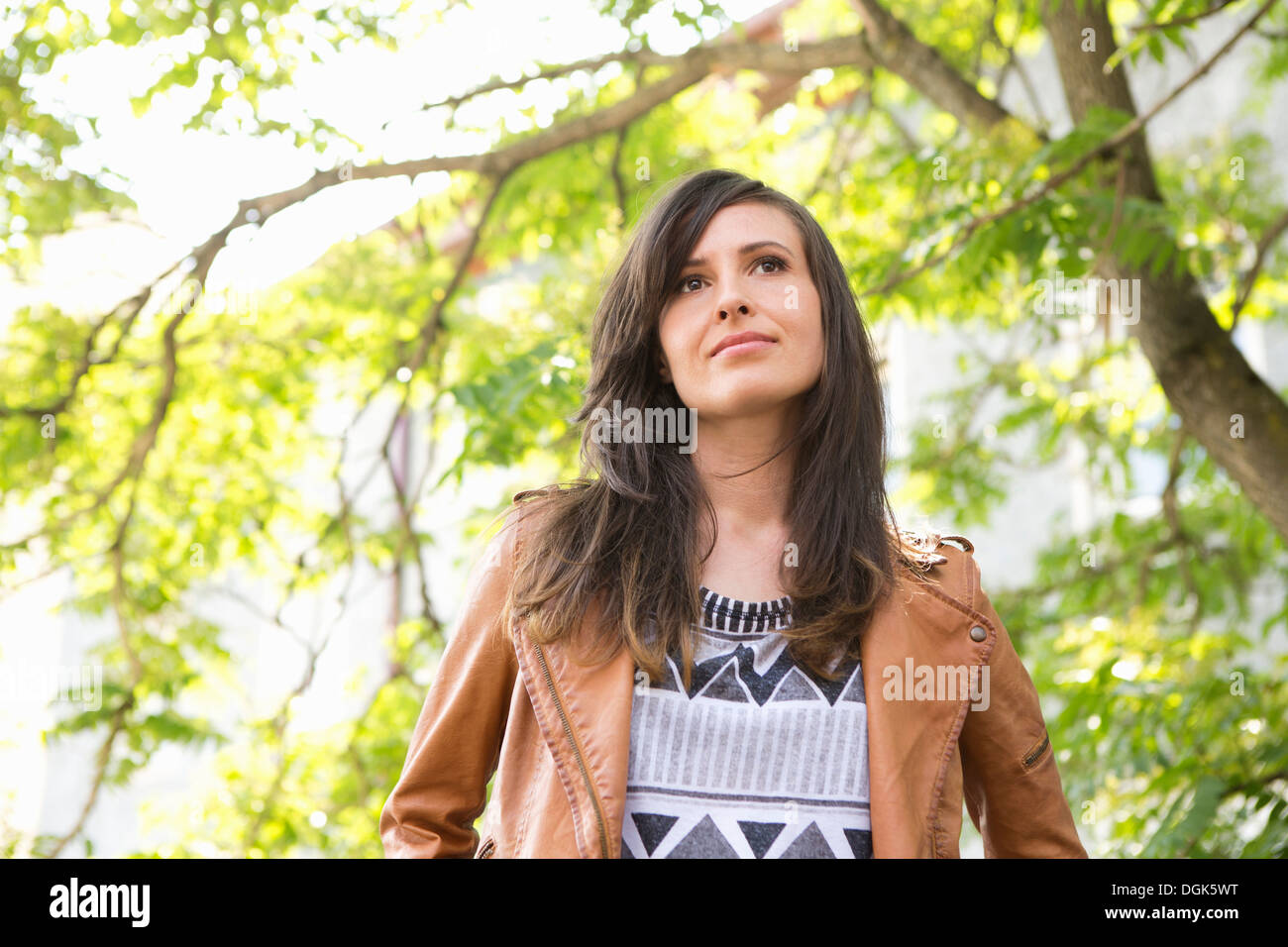 Frau mit Bäumen im Hintergrund Stockfoto