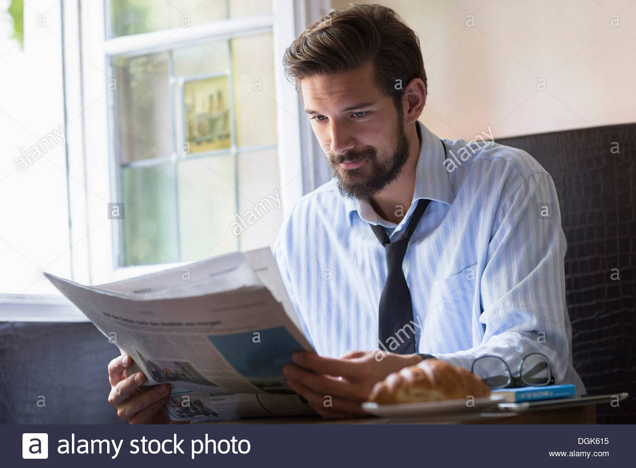 Porträt des Mannes frühstücken und Zeitung lesen Stockfoto, Bild