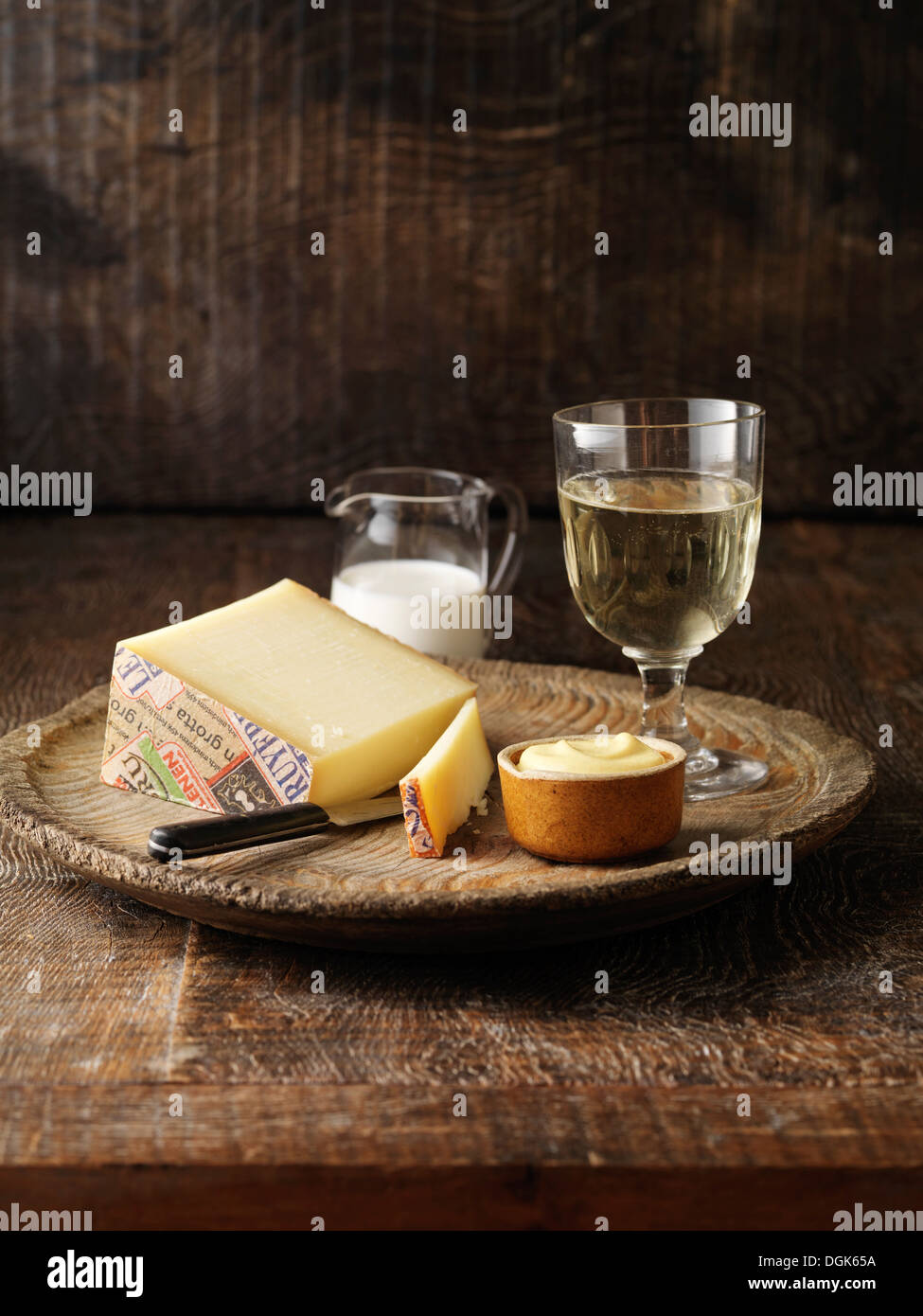 Gruyere Käse mit Senf Topf und Weißwein (Zutaten für Hummer Thermidor) Stockfoto