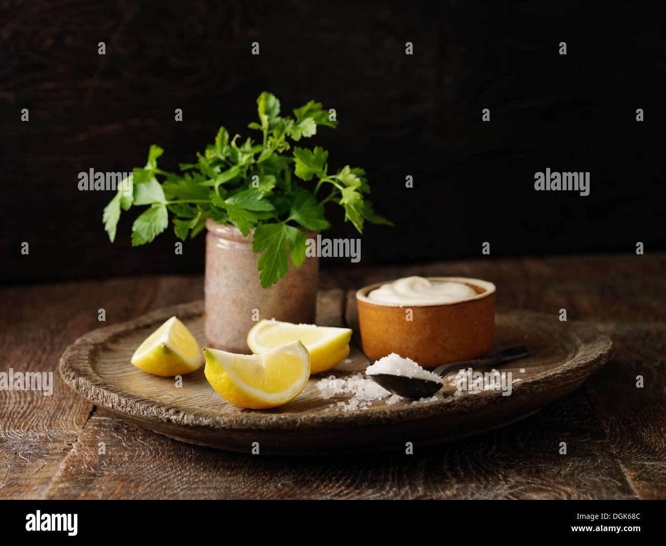 Stillleben mit Zitrone, Petersilie und Meer Salz Stockfoto