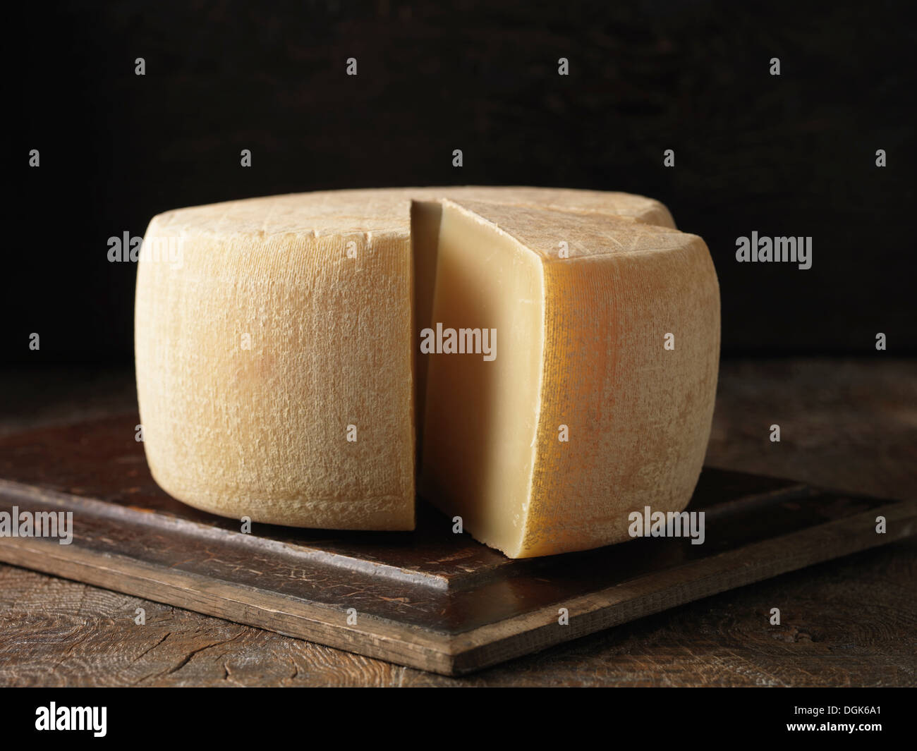 Stillleben mit ganzen Ossau-Iraty Käse Stockfoto