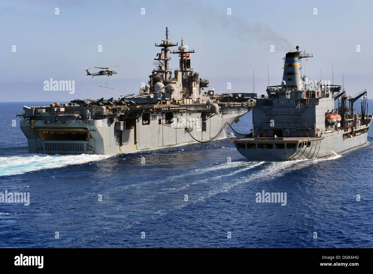 Die amphibischen Angriff Schiff USS Kearsarge (LHD-3) führt eine Wiederauffüllung am Meer mit der Military Sealift Command Flotte Nachschub Öler USNS Leroy Grumman (T-AO 195). Kearsarge wird als Teil der Kearsarge amphibische bereit Gruppe m Unterstützung bereitgestellt. Stockfoto