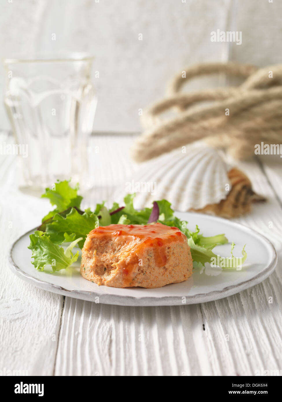 Krabben und Garnelen-Terrine mit Salat Stockfoto