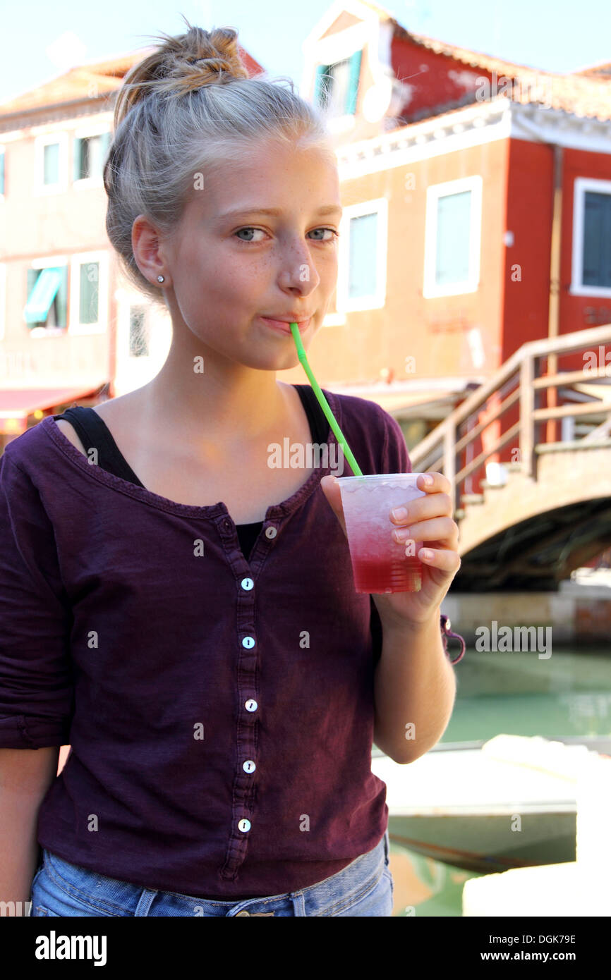 Glückliches Mädchen mit roten Matsch-Drink, Nahaufnahme Stockfoto