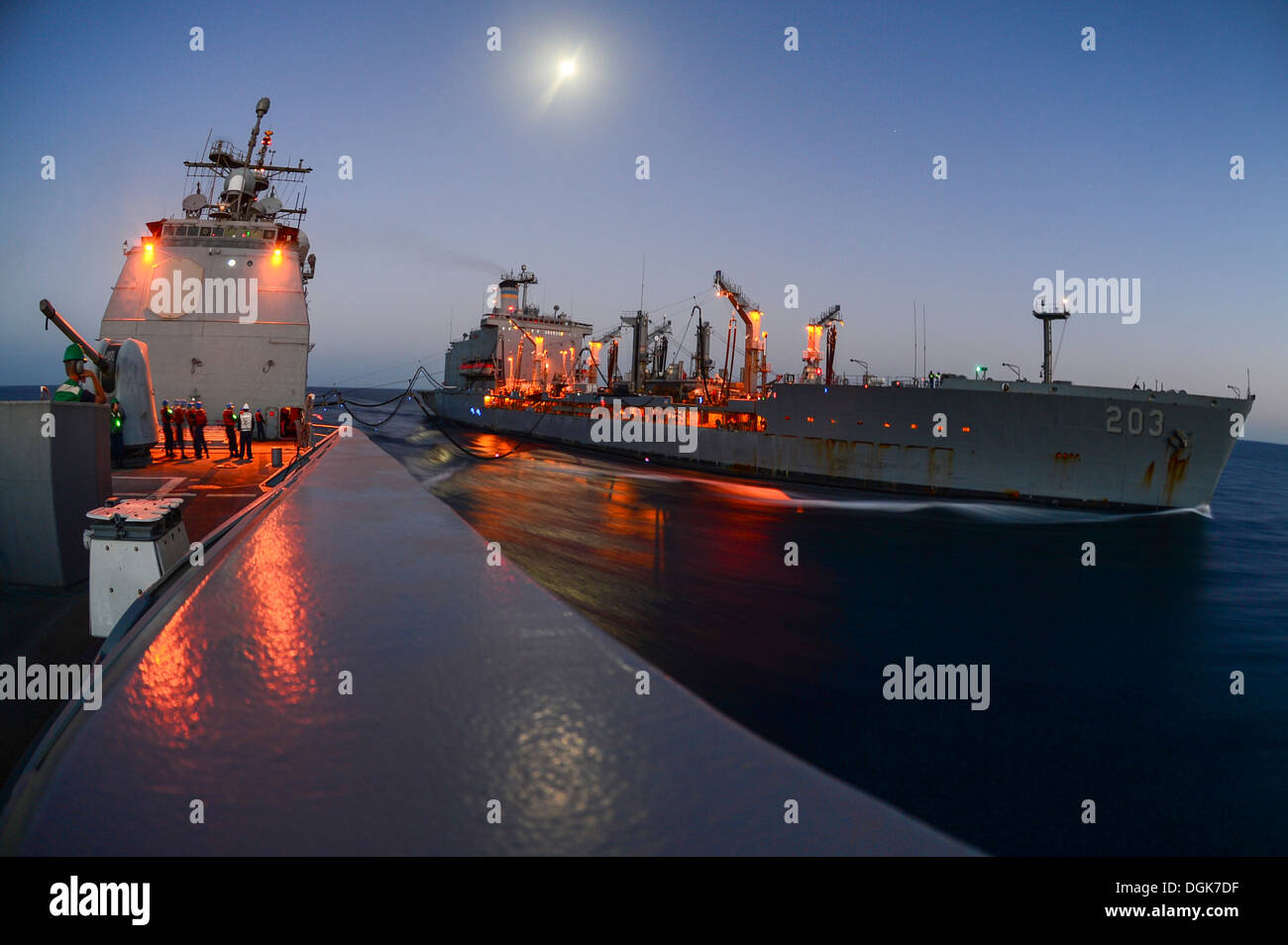 Der geführte Flugkörper Kreuzer USS Monterey (CG-61) führt ein Nachschub auf See mit den Military Sealift Command Flotte Nachschub Öler USNS Laramie (T-AO-203). Monterey ist zur Unterstützung der Sicherheit im Seeverkehr Einsätze bereitgestellt und Theater Sicherheit coope Stockfoto