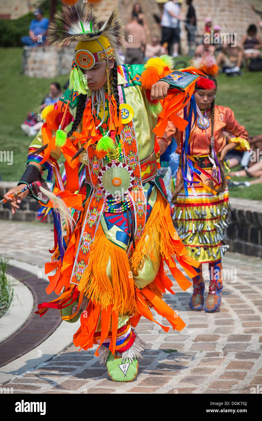 Erste Nationen Tänzer zu einem pow wow, The Forks, Winnipeg, Manitoba, Kanada Stockfoto