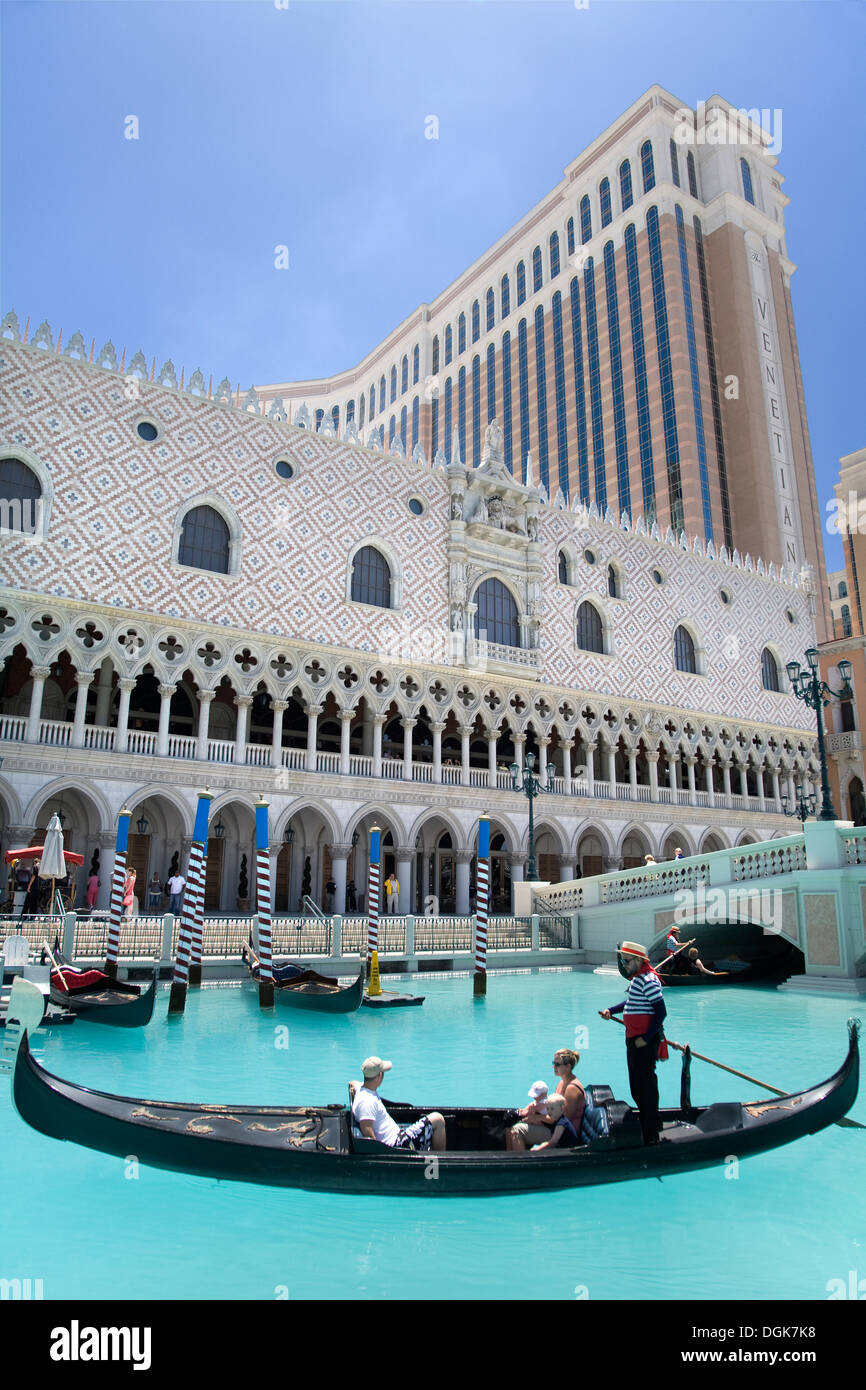 Urlauber fahren eine Gondelfahrt im Venetian Hotel in Las Vegas. Stockfoto