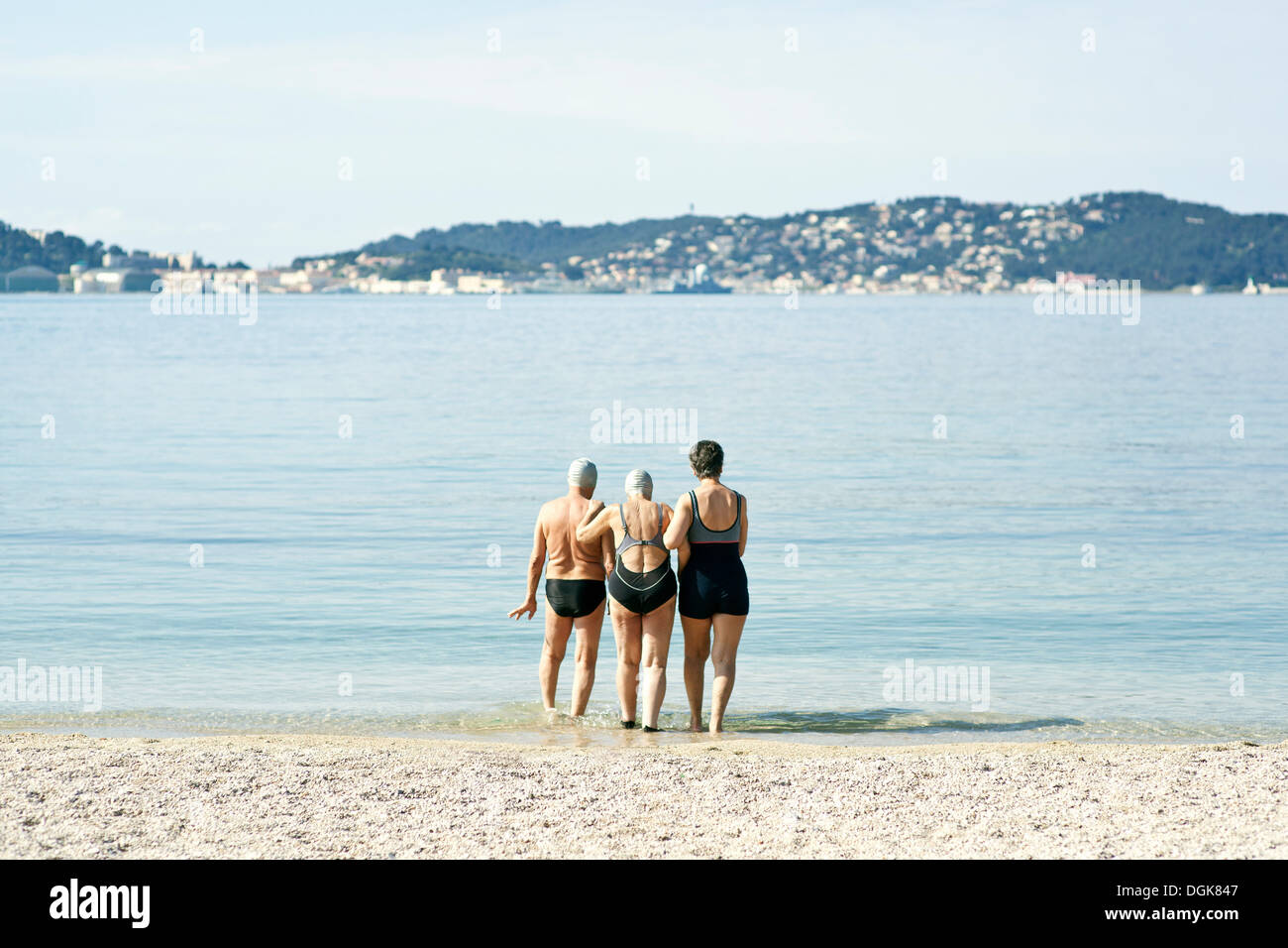 Drei Senioren Freunde zu Fuß ins Meer, Rückansicht Stockfoto