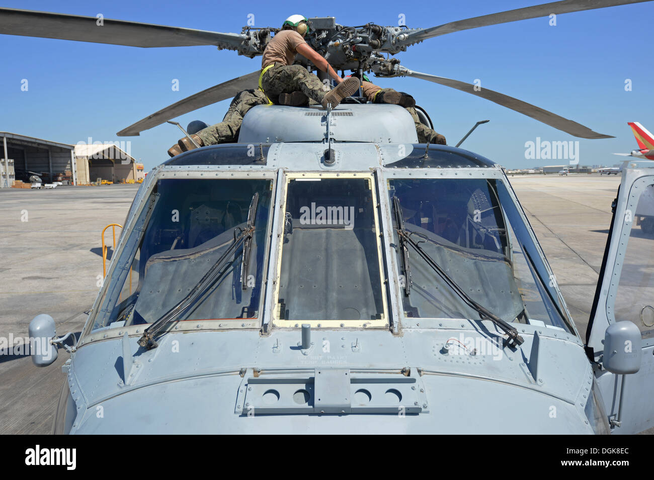 NAVAL SUPPORT Aktivität BAHRAIN (9. Oktober 2013) Segler, Hubschrauber Meer bekämpfen Squadron (HSC) 26 komplette Wartungen auf einen MH-60 Seahawk Hubschrauber zugewiesen. HSC-26 det. 1 ist ein Forward-Deployed Naval Force (Einheimischen) gut befestigt, Commander, Aufgabe Stockfoto