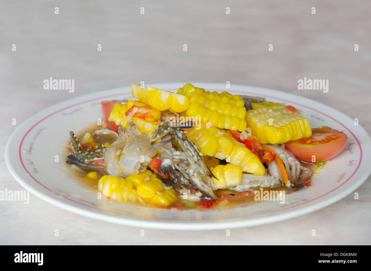 Zuckermais würziger Salat mit Krabben auf Teller Stockfoto