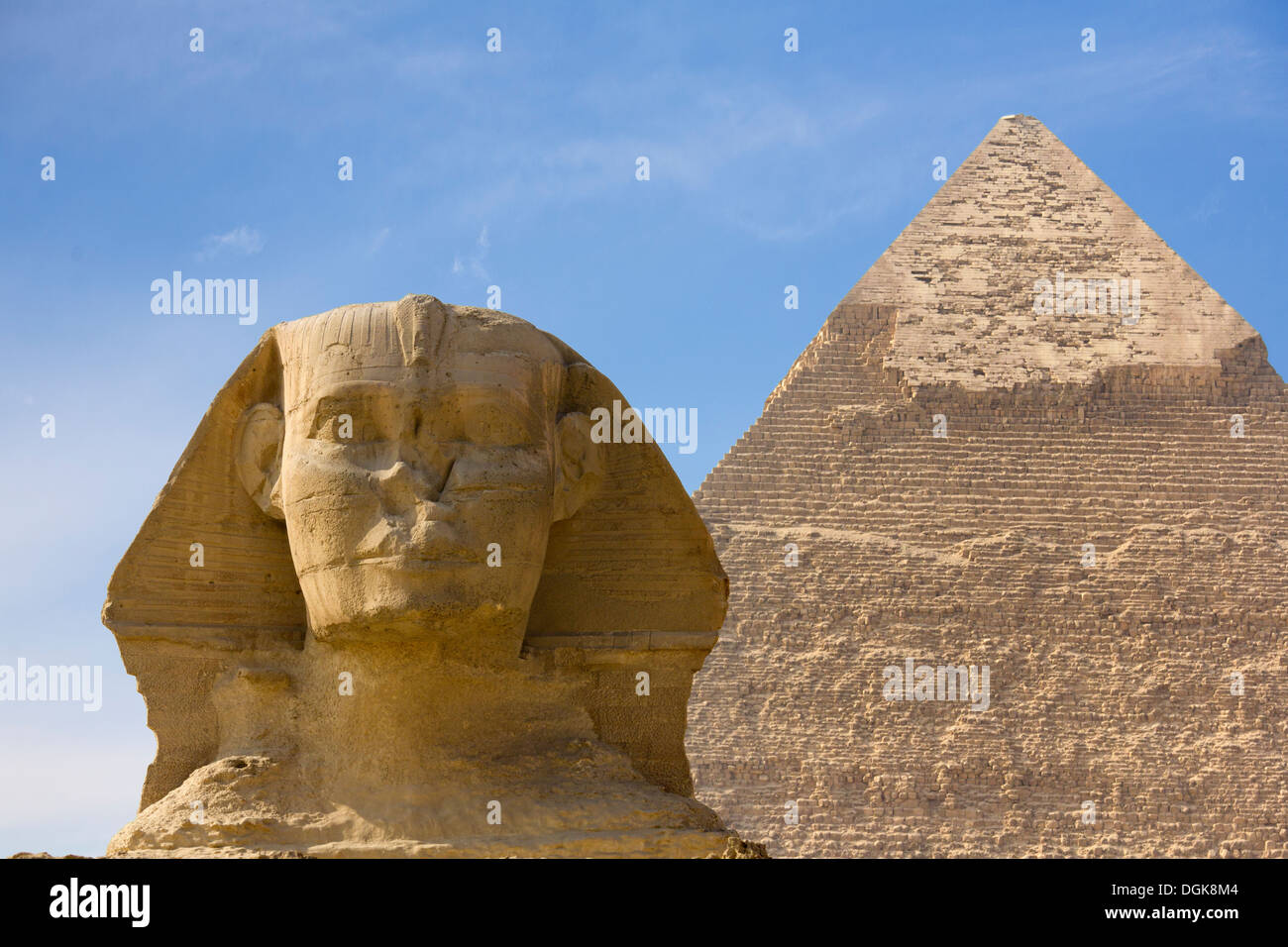 Die große Sphinx und der Chephren-Pyramide in Gizeh. Stockfoto