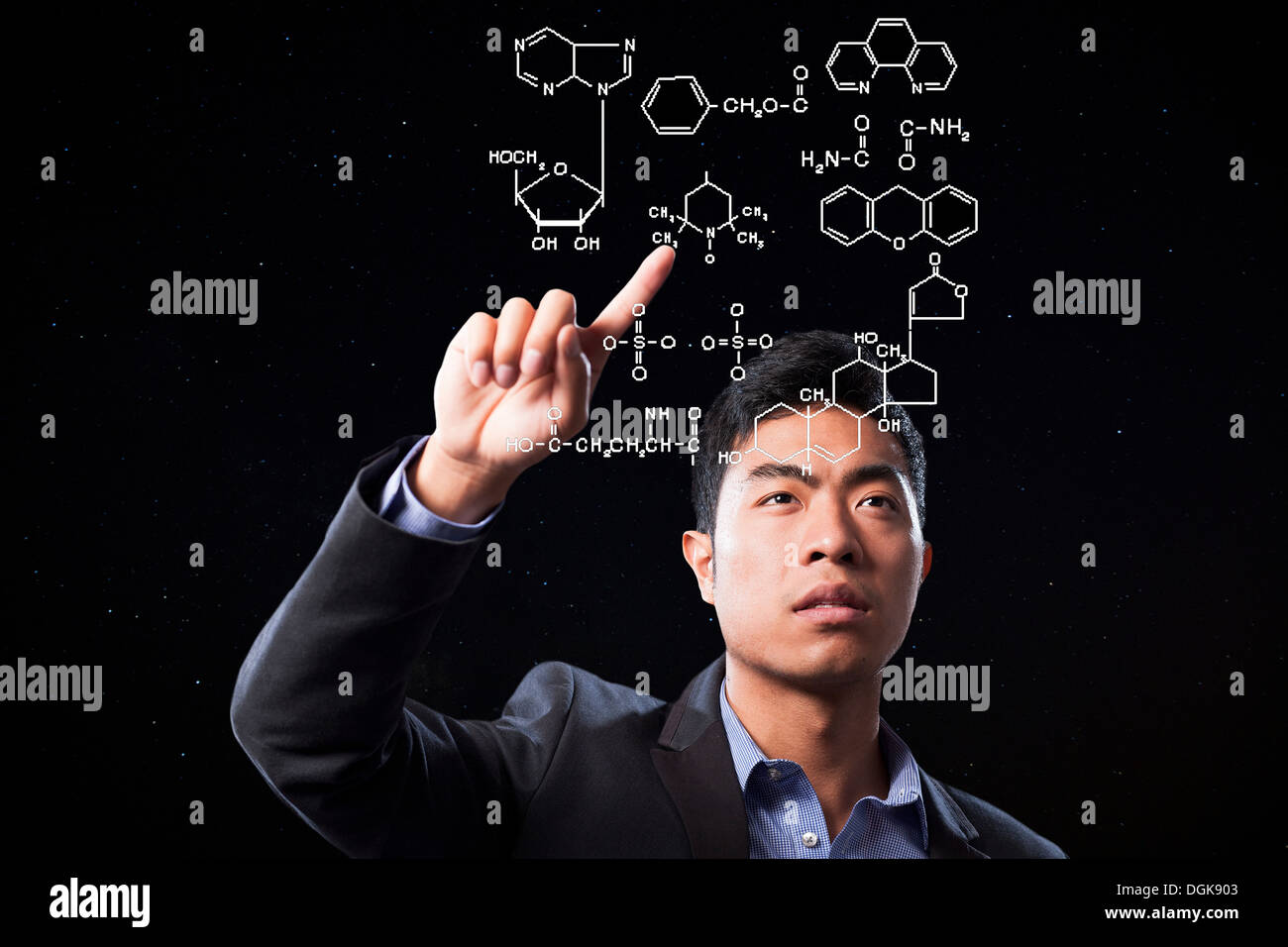 Geschäftsmann auf wissenschaftliches Diagramm zeigen Stockfoto