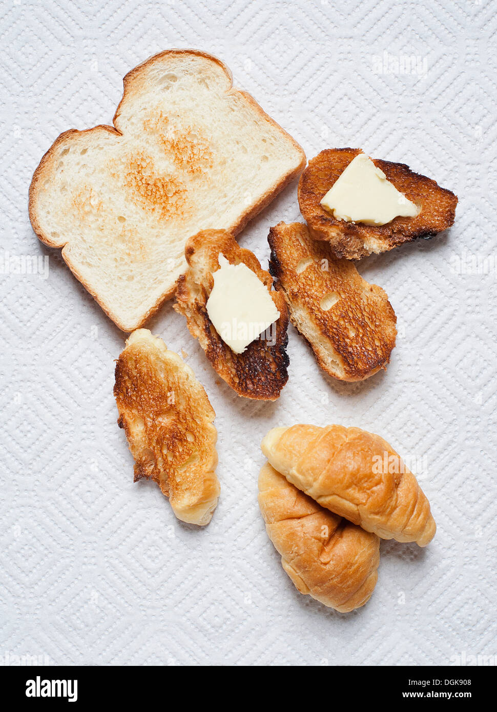 Stillleben mit gerösteten geschnittenem Brot und Brötchen Stockfoto