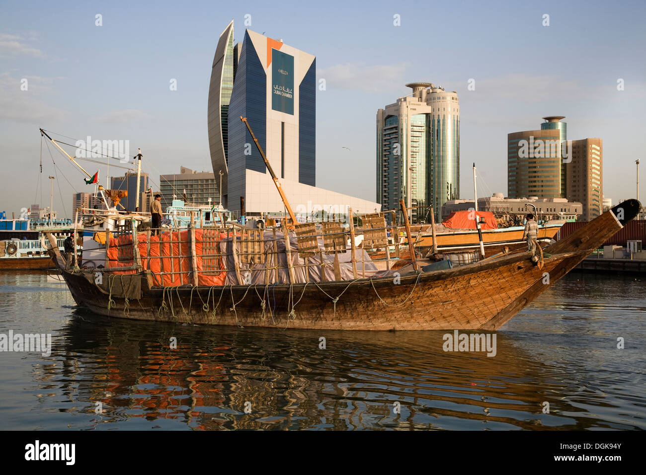 Ein Boot Schleppnetze entlang des Dubai Creek in der Morgendämmerung. Stockfoto