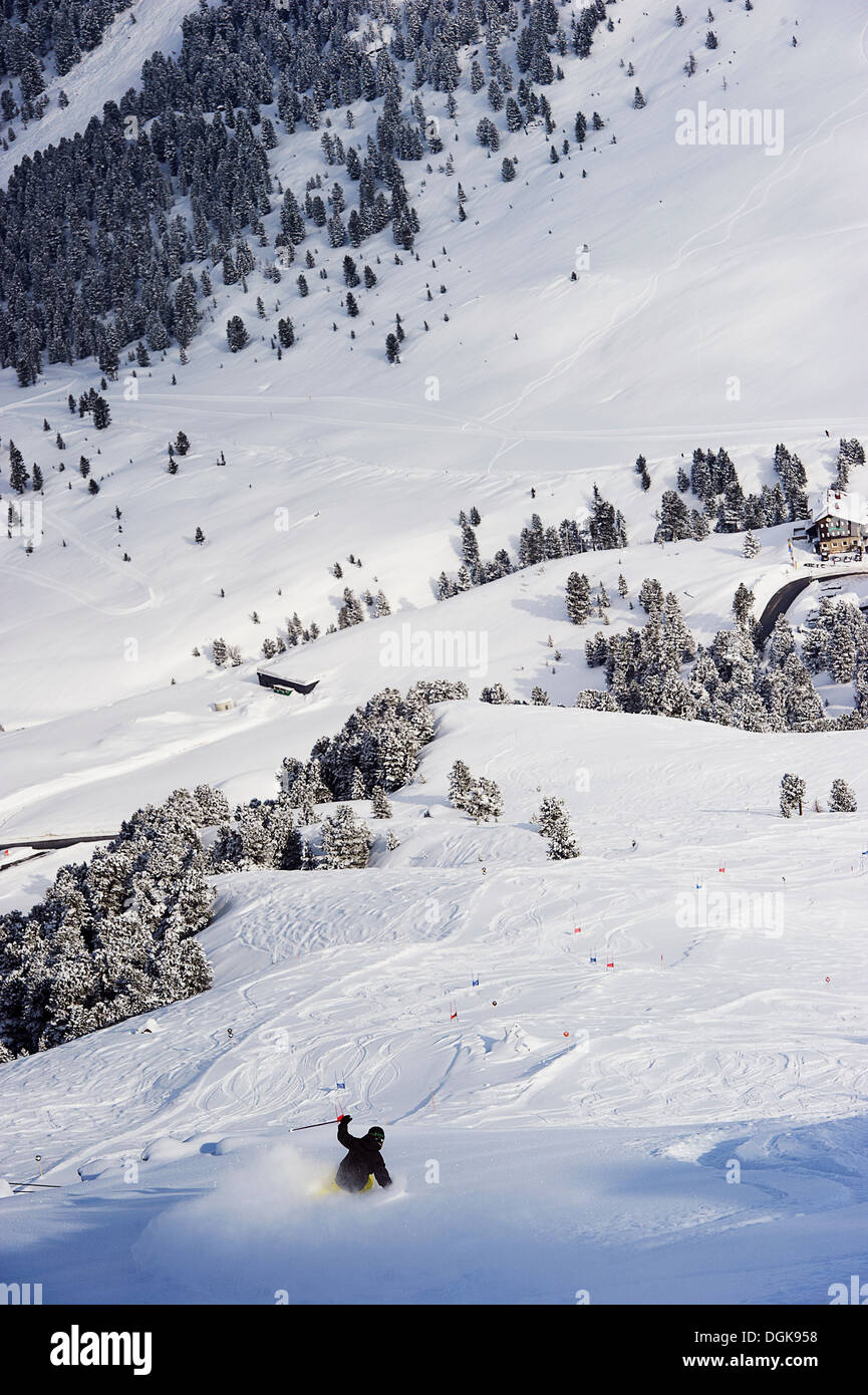 Erhöhten Blick auf Skifahrer bergab Stockfoto
