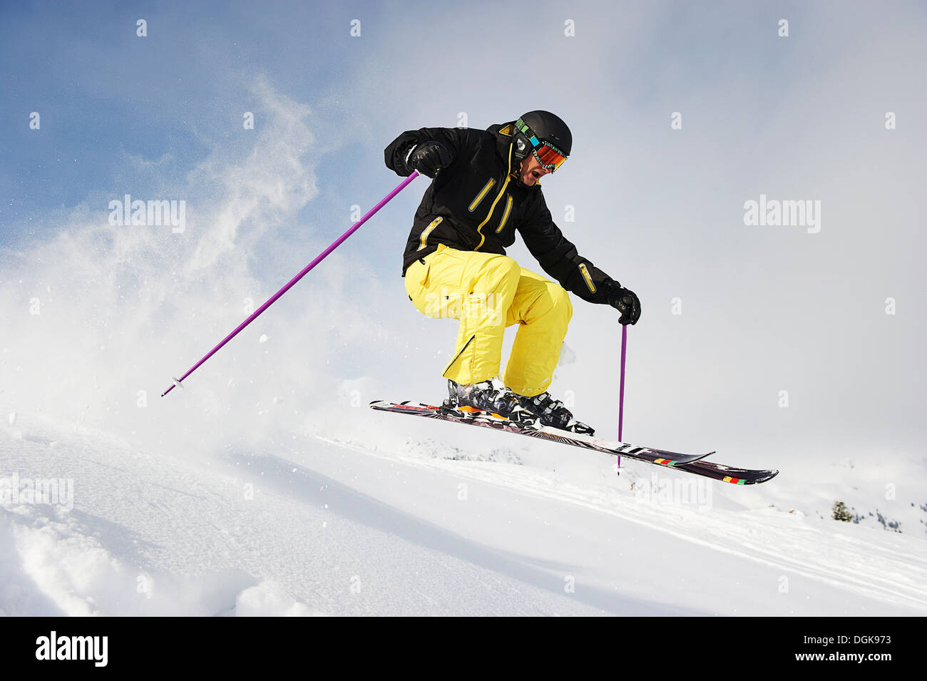 Skifahrer in der Luft Stockfoto