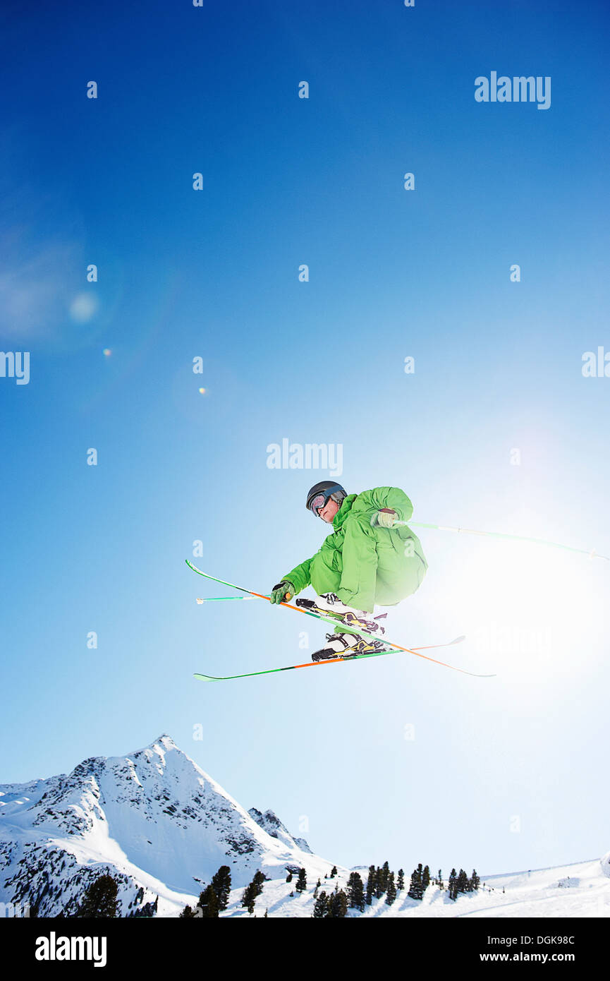 Ski springen in der Luft Stockfoto