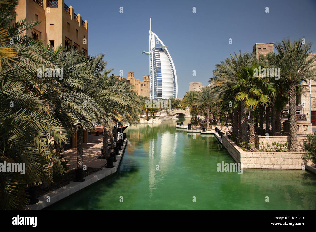Ein Blick auf das Burj Al Arab und Madinat Jumeirah. Stockfoto