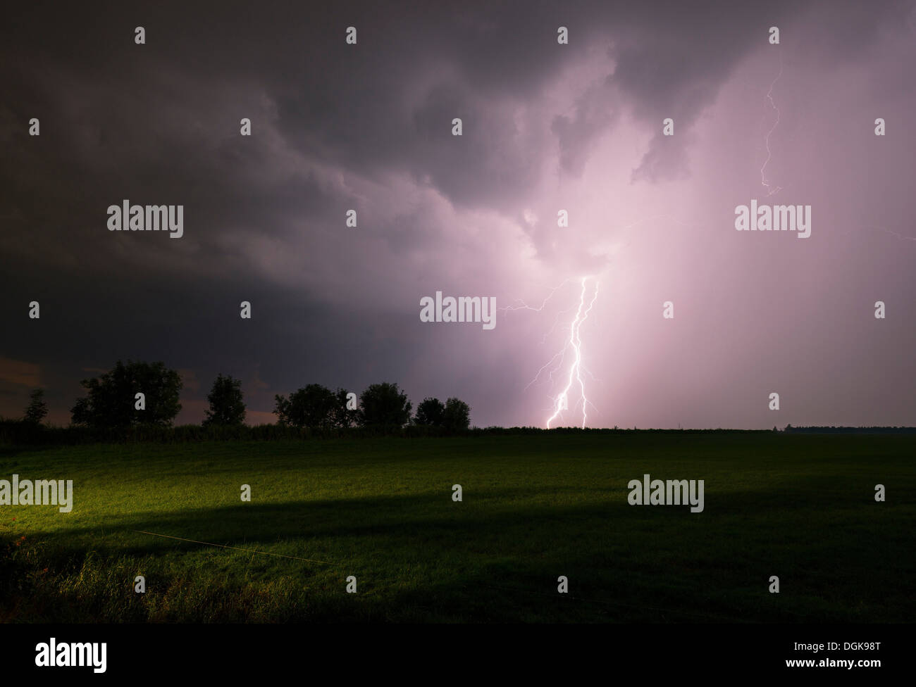 Gewitter tobt über Nachthimmel Stockfoto