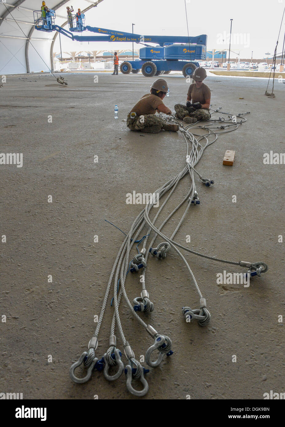 NAVAL SUPPORT Aktivität BAHRAIN (15. Oktober 2013) Seabees zugewiesen, Commander Task Group (CTG) 56,2 und zivile Mitarbeiter arbeiten bei einem Bauprojekt Spannung Stoff Struktur. Die 195 ft von 90 ft. Struktur bieten Schatten und Abdeckung auf Marine S Stockfoto