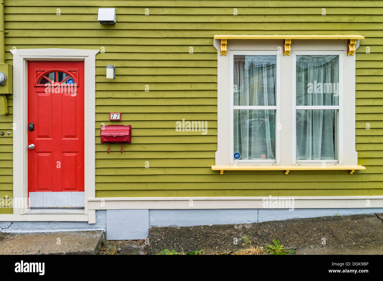 Eine typische, wenn auch ungewöhnlich und etwas grell und bunten Haus in St. John's, Neufundland, Kanada. Stockfoto