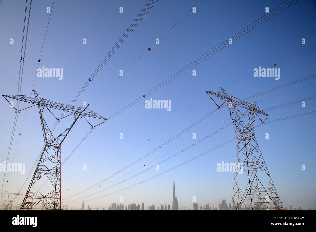 Masten und das Stadtbild von Dubai gegen den Himmel. Stockfoto