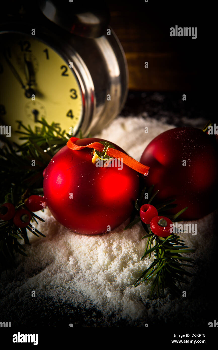 Weihnachtskugeln und Vintage Uhr fünf Minuten vor Mitternacht an Silvester. Stockfoto