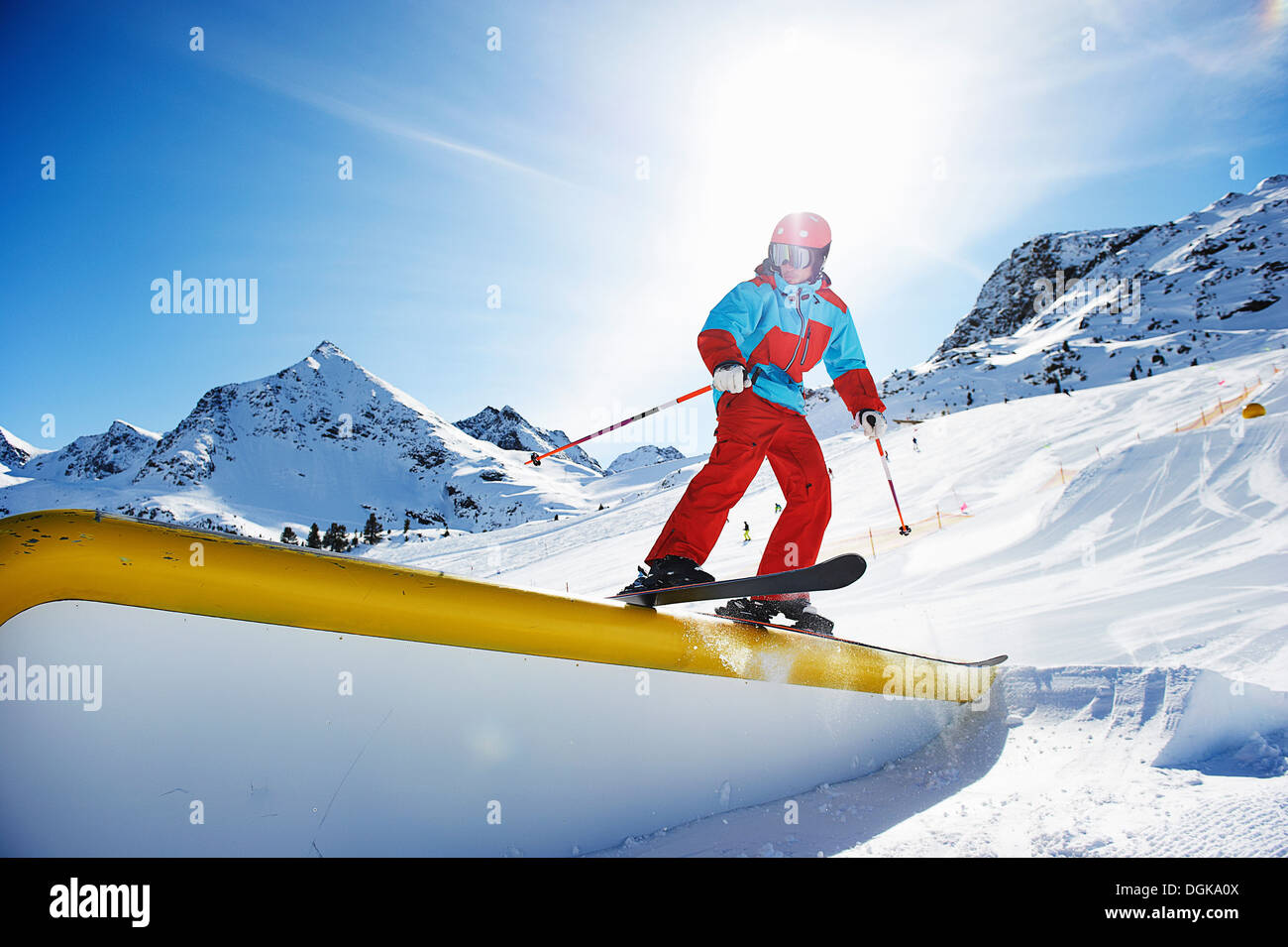 Skifahrer machen Tricks auf pole Stockfoto Skifahrer machen Tricks auf pole Stockfoto