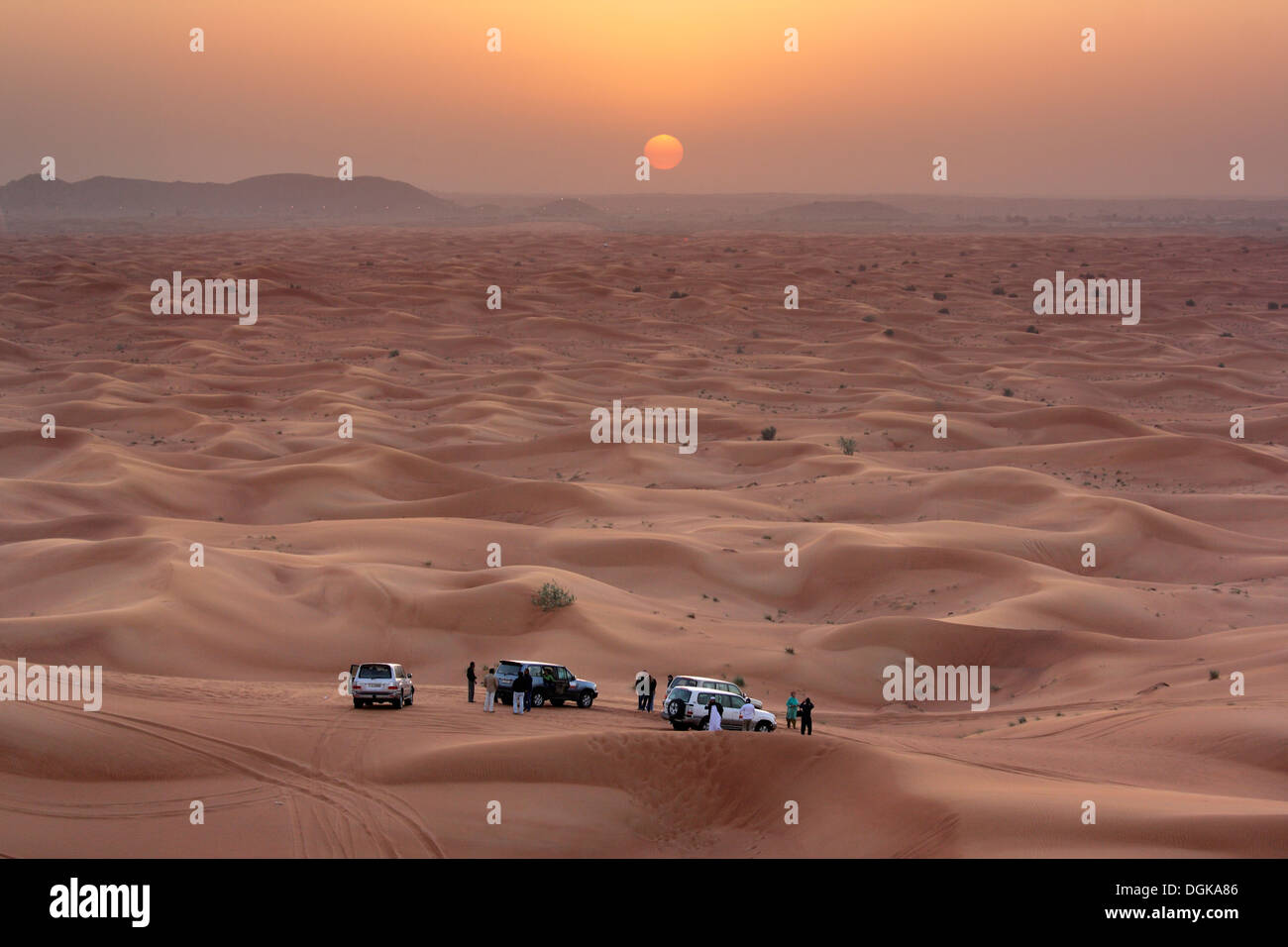 Dune bashing in der Wüste von Dubai. Stockfoto