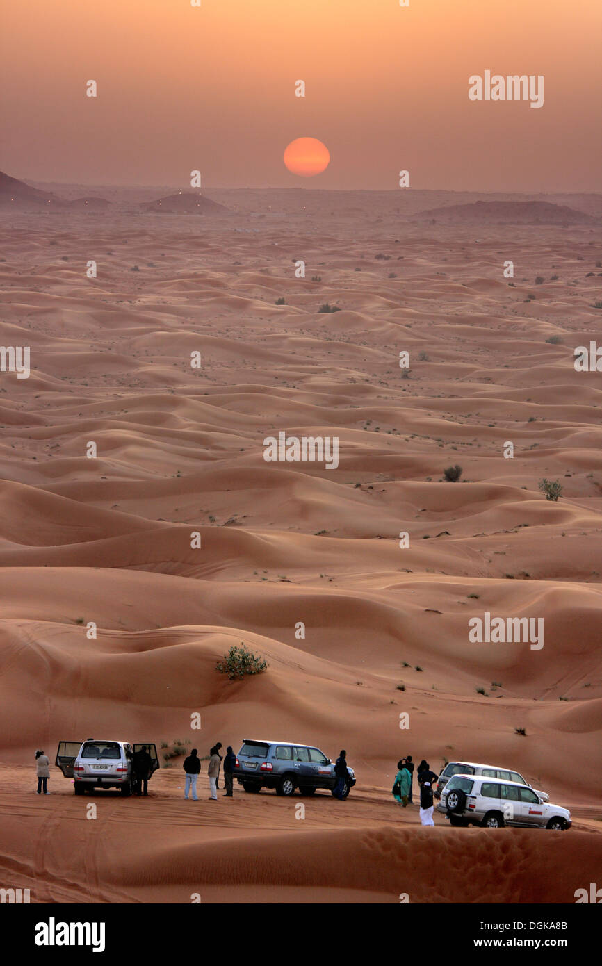 Dune bashing in der Wüste von Dubai. Stockfoto