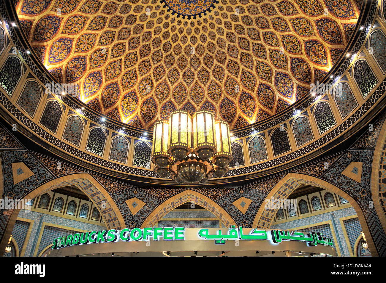 Eine traditionelle iranische Kuppel kontrastiert gegen einen Starbucks in der Ibn-Batutta-Mall. Stockfoto