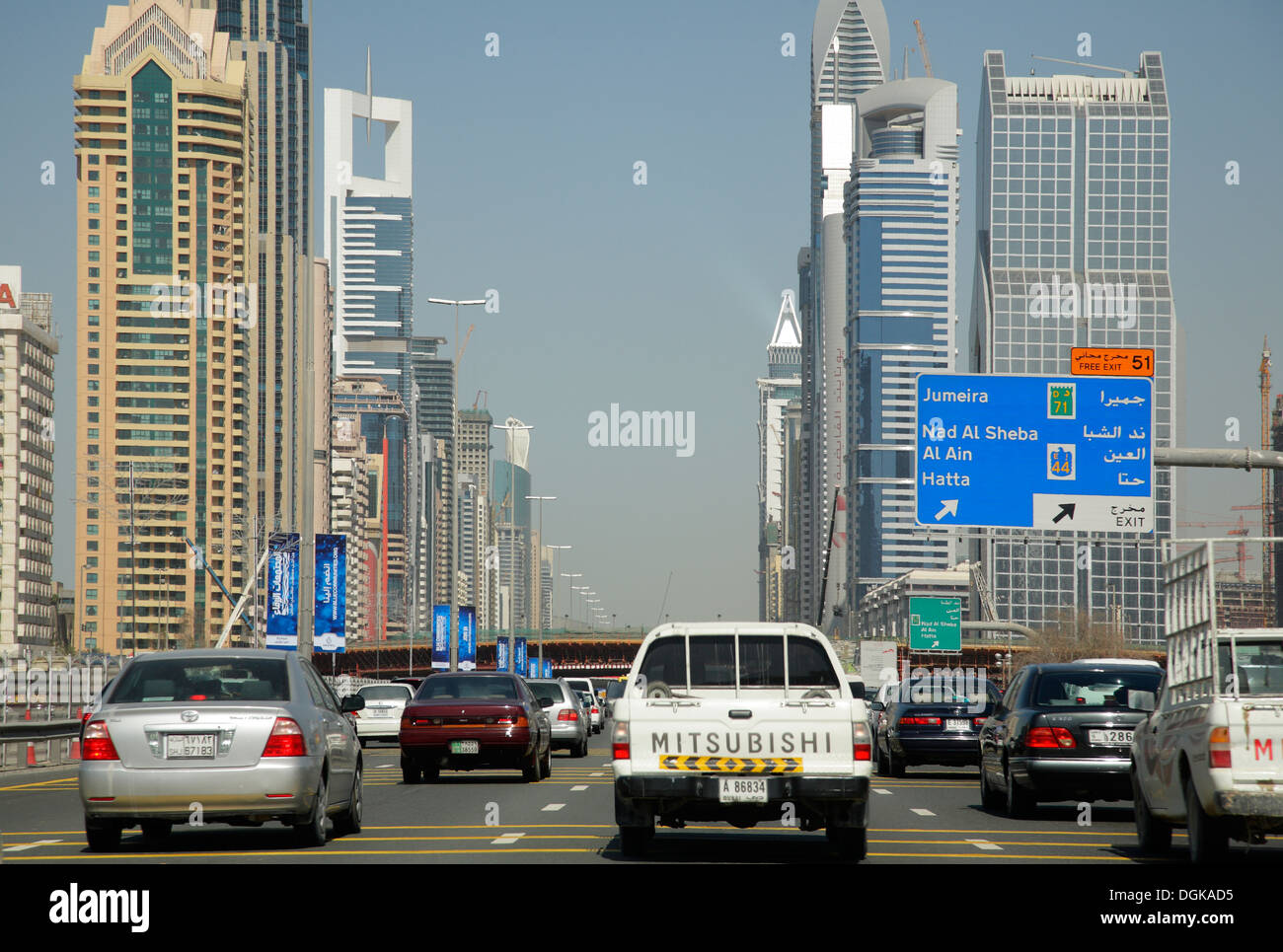 Verkehr an der Sheikh Zayed Road in Dubai. Stockfoto