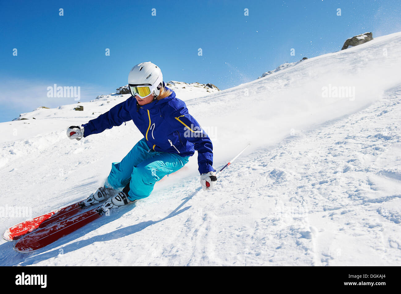 Skifahrer, die bergab Stockfoto