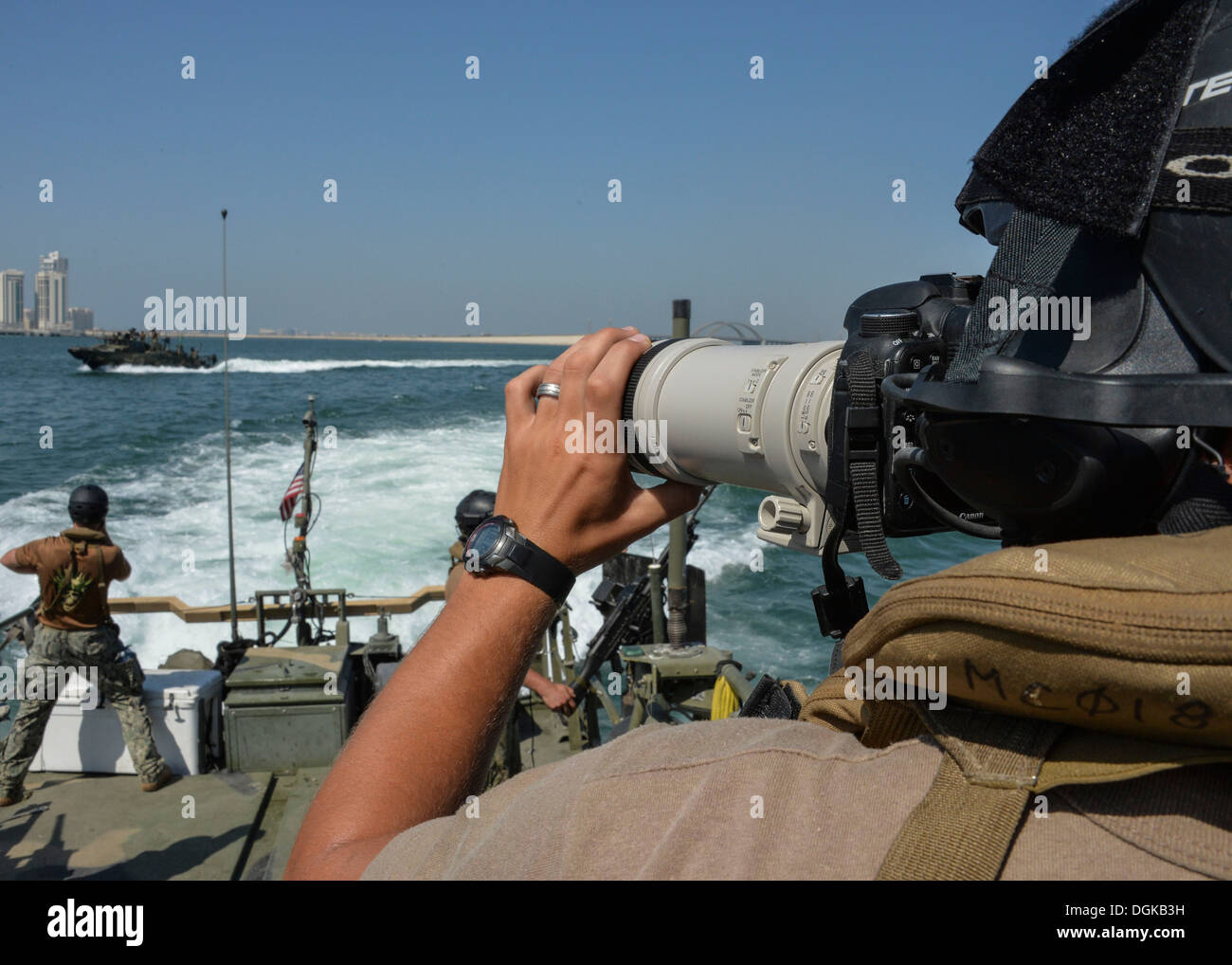 NAVAL SUPPORT Aktivität BAHRAIN (16. Oktober 2013) Rumpf Maintenance Technician 2. Connor jung, zugeordnet der Riverine Befehl B Stockfoto