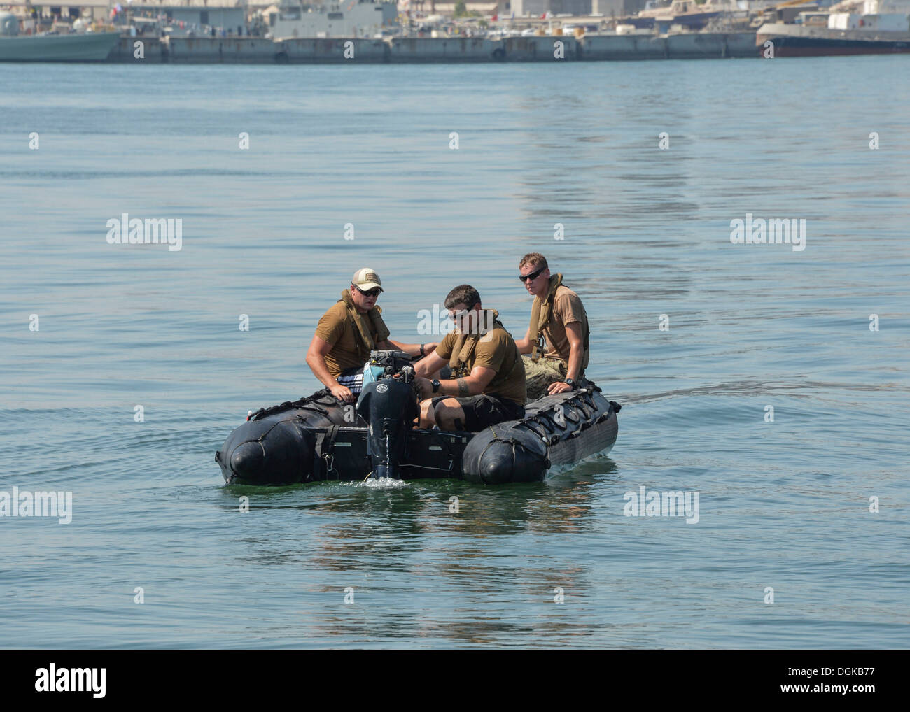 NAVAL SUPPORT Aktivität BAHRAIN (16. Oktober 2013) Riverines, zugeordnet zu den Riverine Befehl Boote (RCB) von Commander Task Group Stockfoto