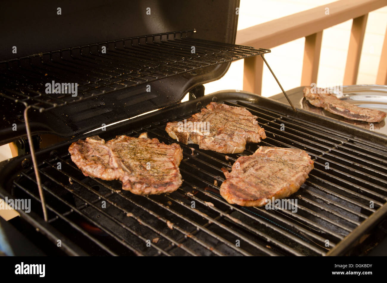 Drei t-Bone Steaks auf ein outdoor-Grill Grill Stockfoto