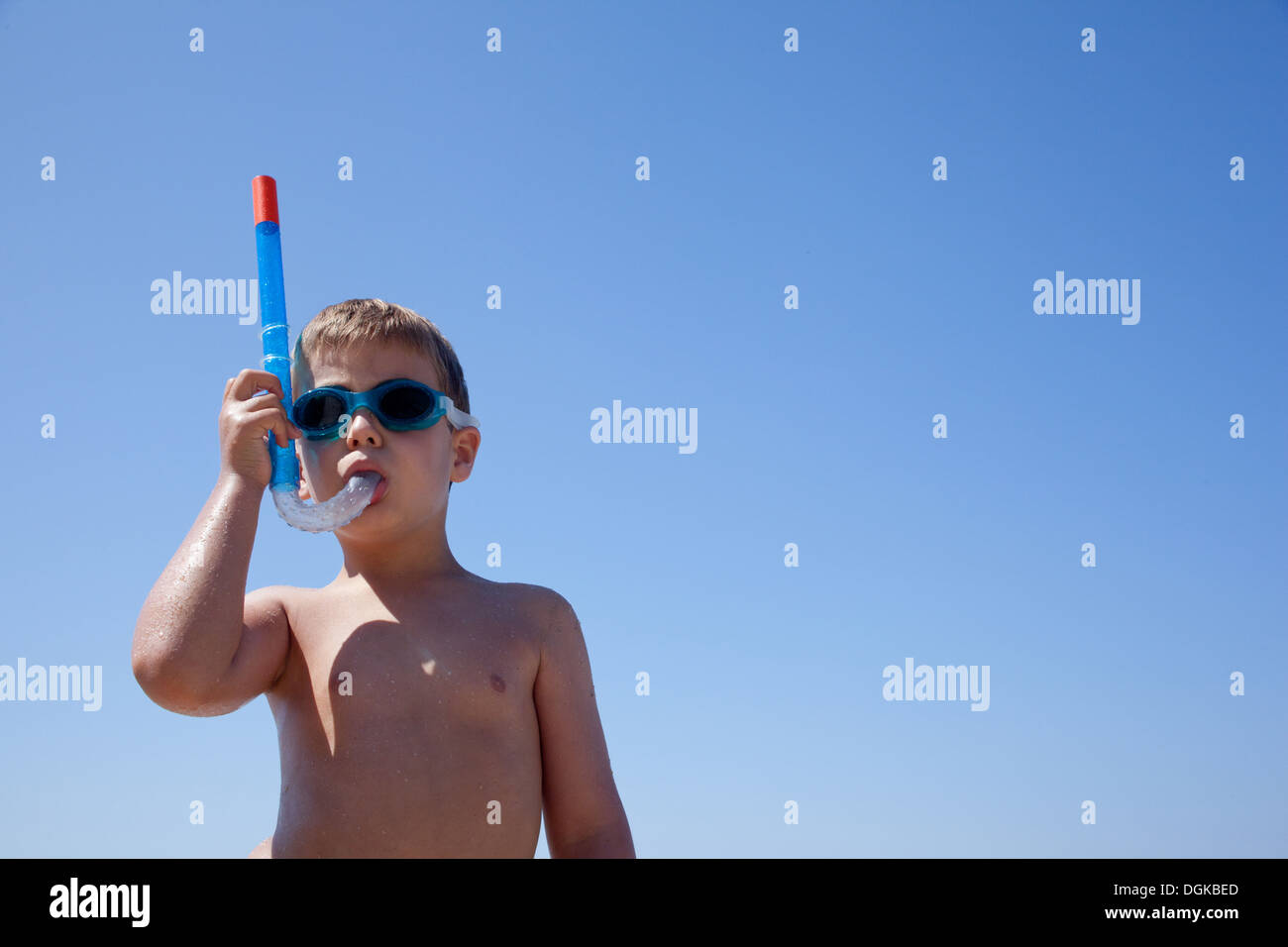 Kleiner Junge mit Schnorchel und Brille Stockfoto