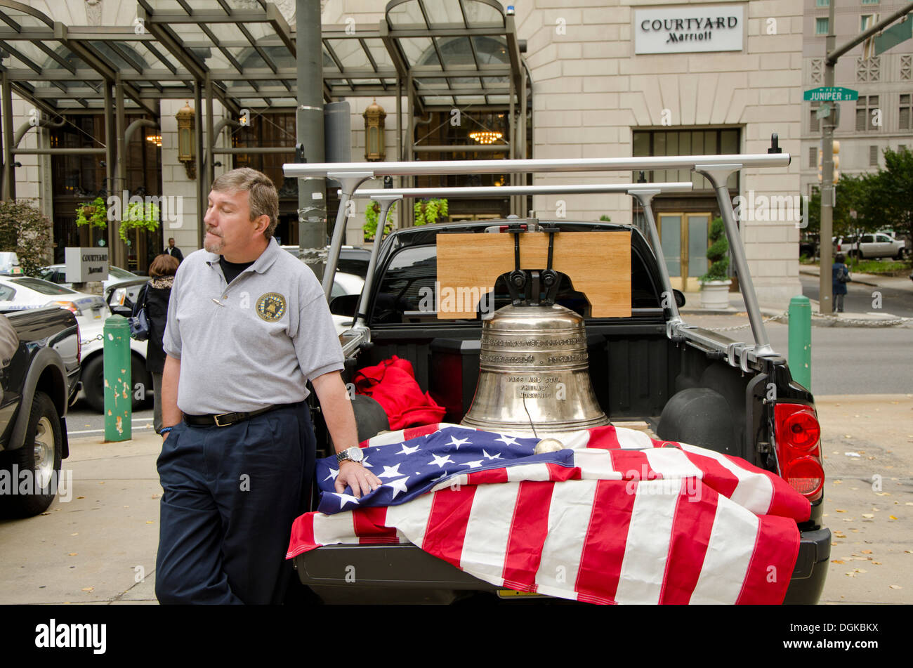 Eine Nachbildung der Liberty Bell in Philadelphia ist während Regierung Herunterfahren, Oktober 2013, Pennsylvania, Vereinigte Staaten, USA gezeigt. Stockfoto