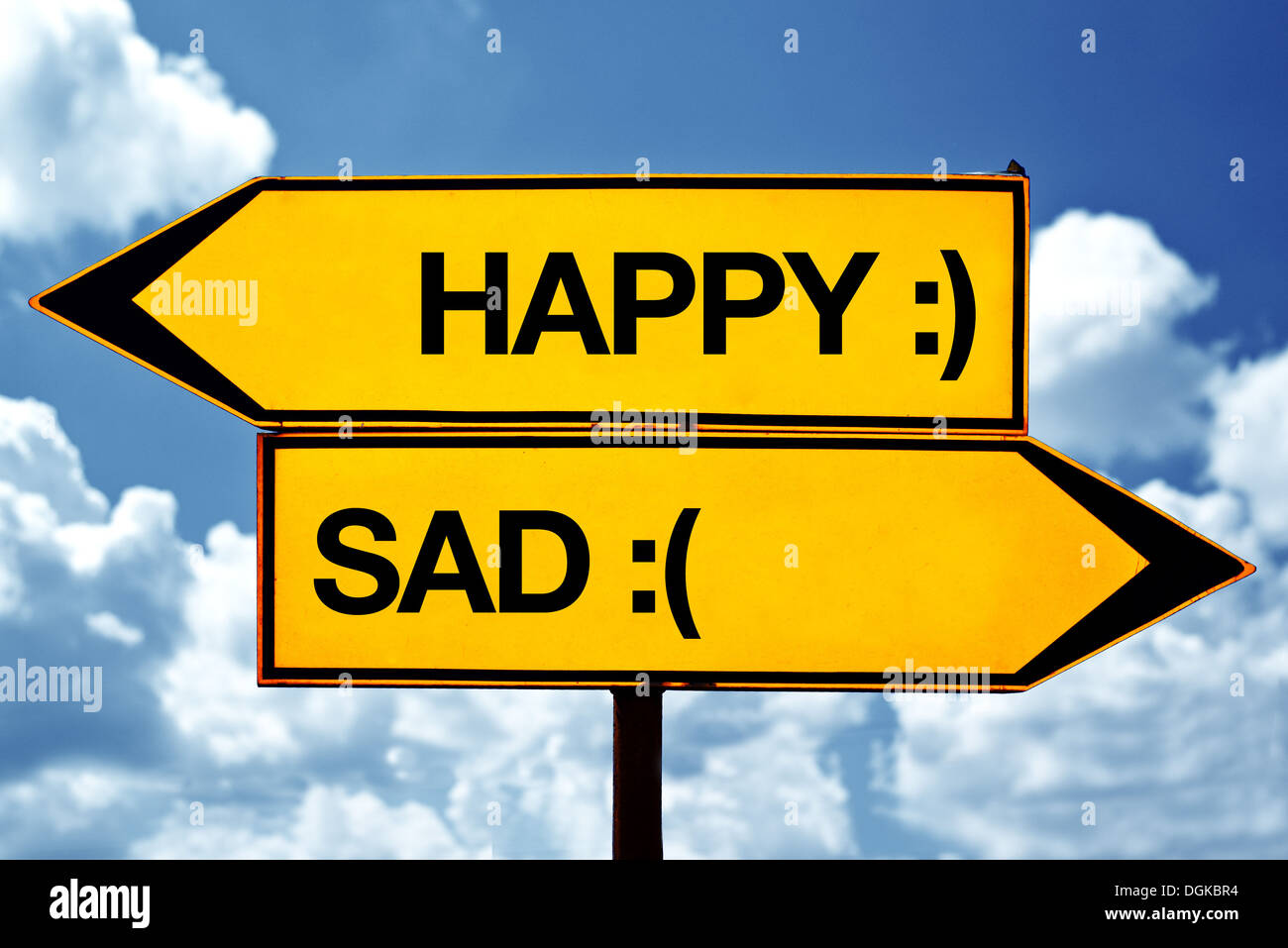 Glücklich oder traurig, entgegengesetzte Vorzeichen. Zwei entgegengesetzten Vorzeichen vor blauem Himmelshintergrund. Stockfoto