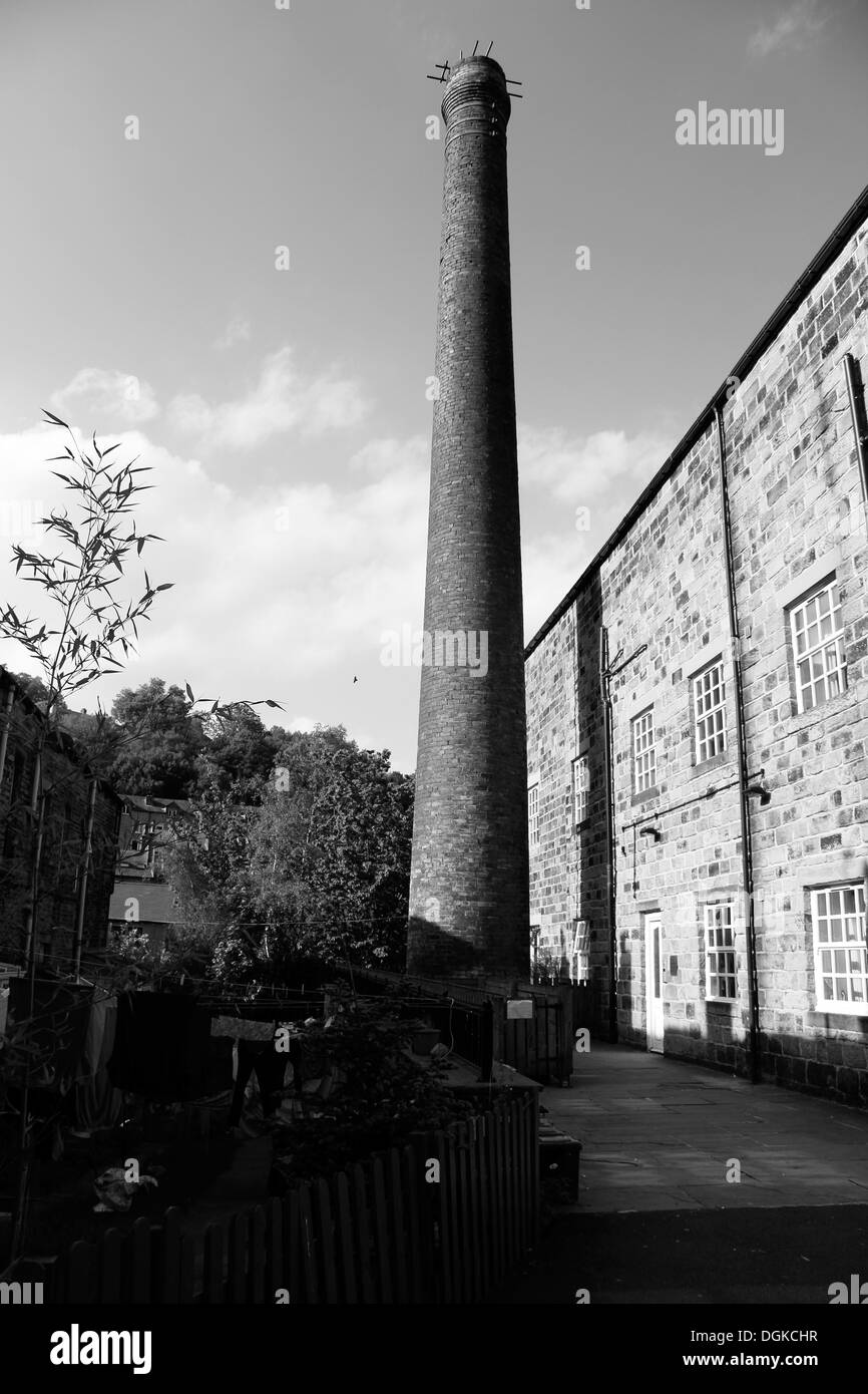 Schornstein von einer ehemaligen Mühle, neben den Hinterhof aus einer Reihe von Terrassen, Hebden Bridge, West Yorkshire, England, UK Stockfoto