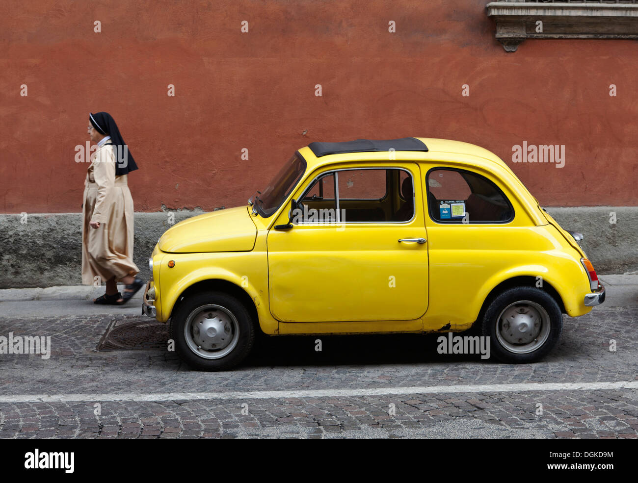 Gelb fiat 500 -Fotos und -Bildmaterial in hoher Auflösung – Alamy