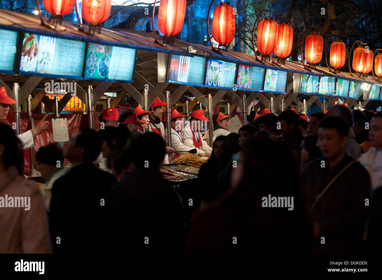 Donghuamen Night Market (nächtlichen Snack-Straße) befindet sich am nördlichen Ende der Wangfujing in Peking, China Stockfoto