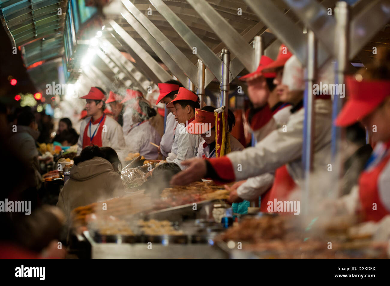 Donghuamen Night Market (nächtlichen Snack-Straße) befindet sich am nördlichen Ende der Wangfujing in Peking, China Stockfoto