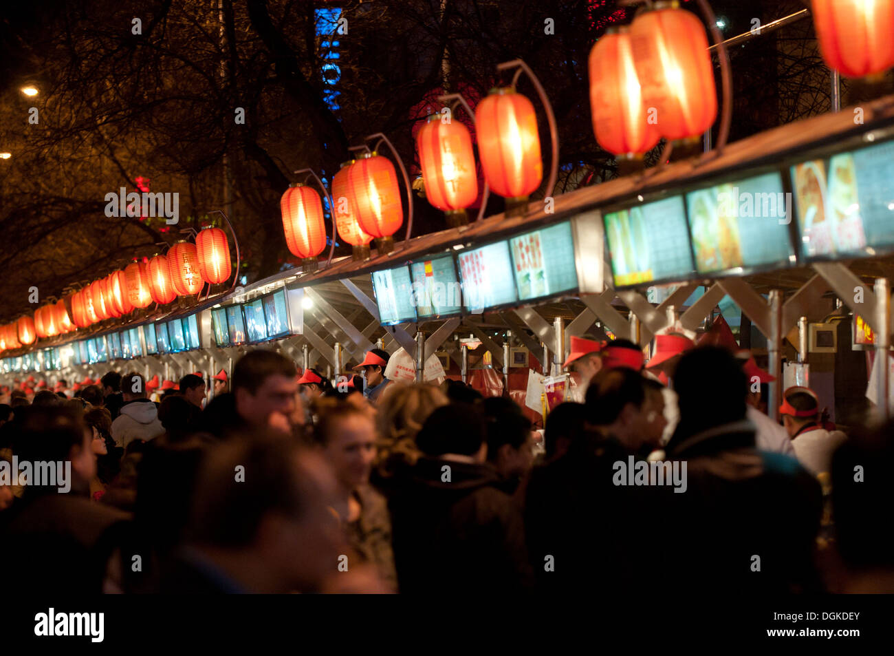 Donghuamen Night Market (nächtlichen Snack-Straße) befindet sich am nördlichen Ende der Wangfujing in Peking, China Stockfoto