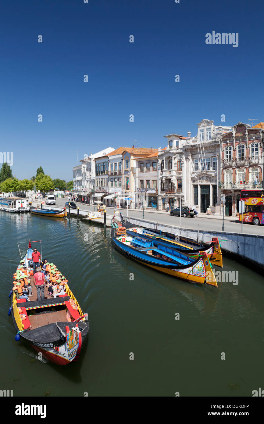 Jugendstil-Gebäuden und traditionellen Moliceiros Boote auf dem Kanal in Aveiro. Stockfoto