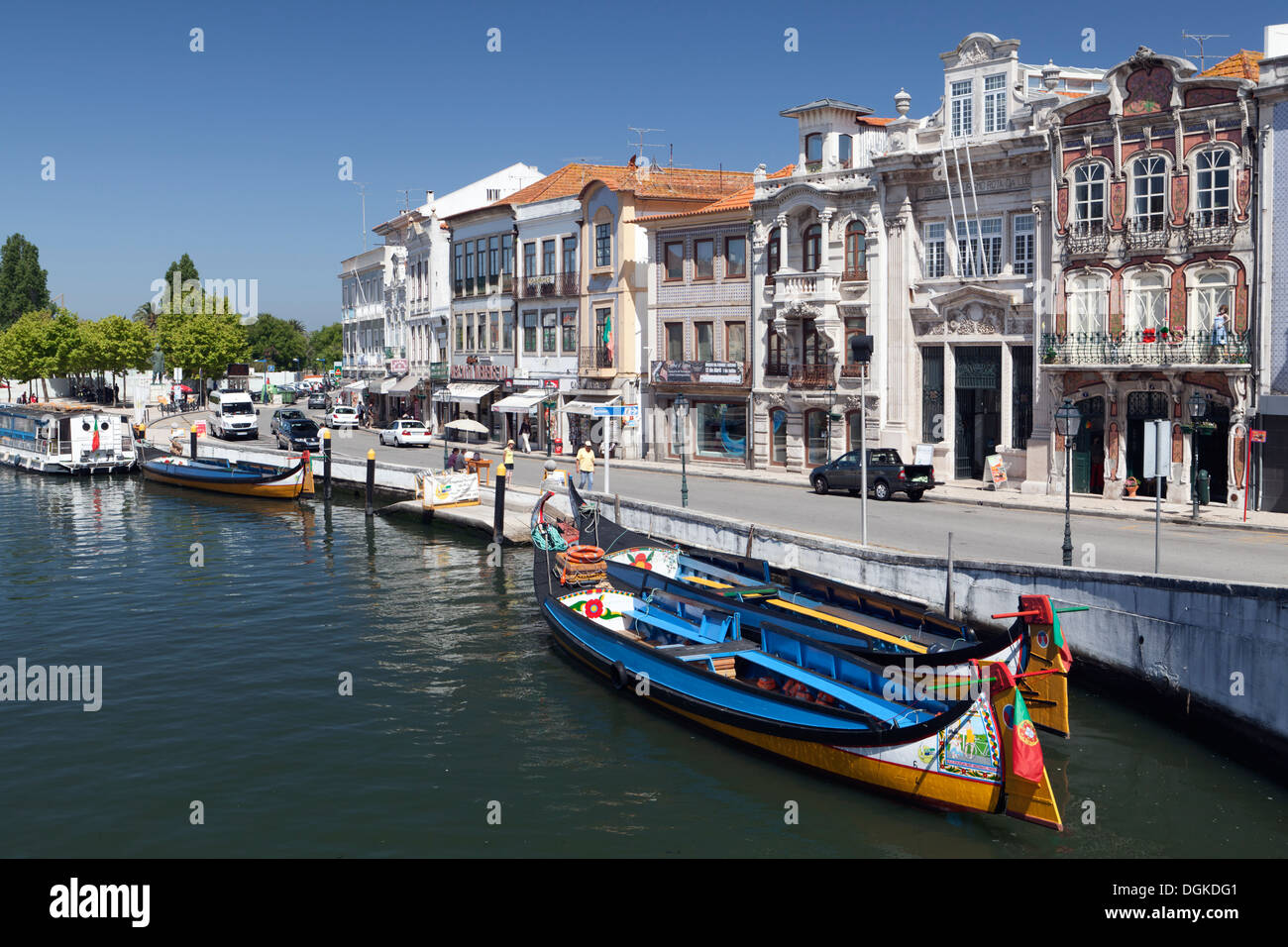 Jugendstil-Gebäuden und traditionellen Moliceiros Boote auf dem Kanal in Aveiro. Stockfoto