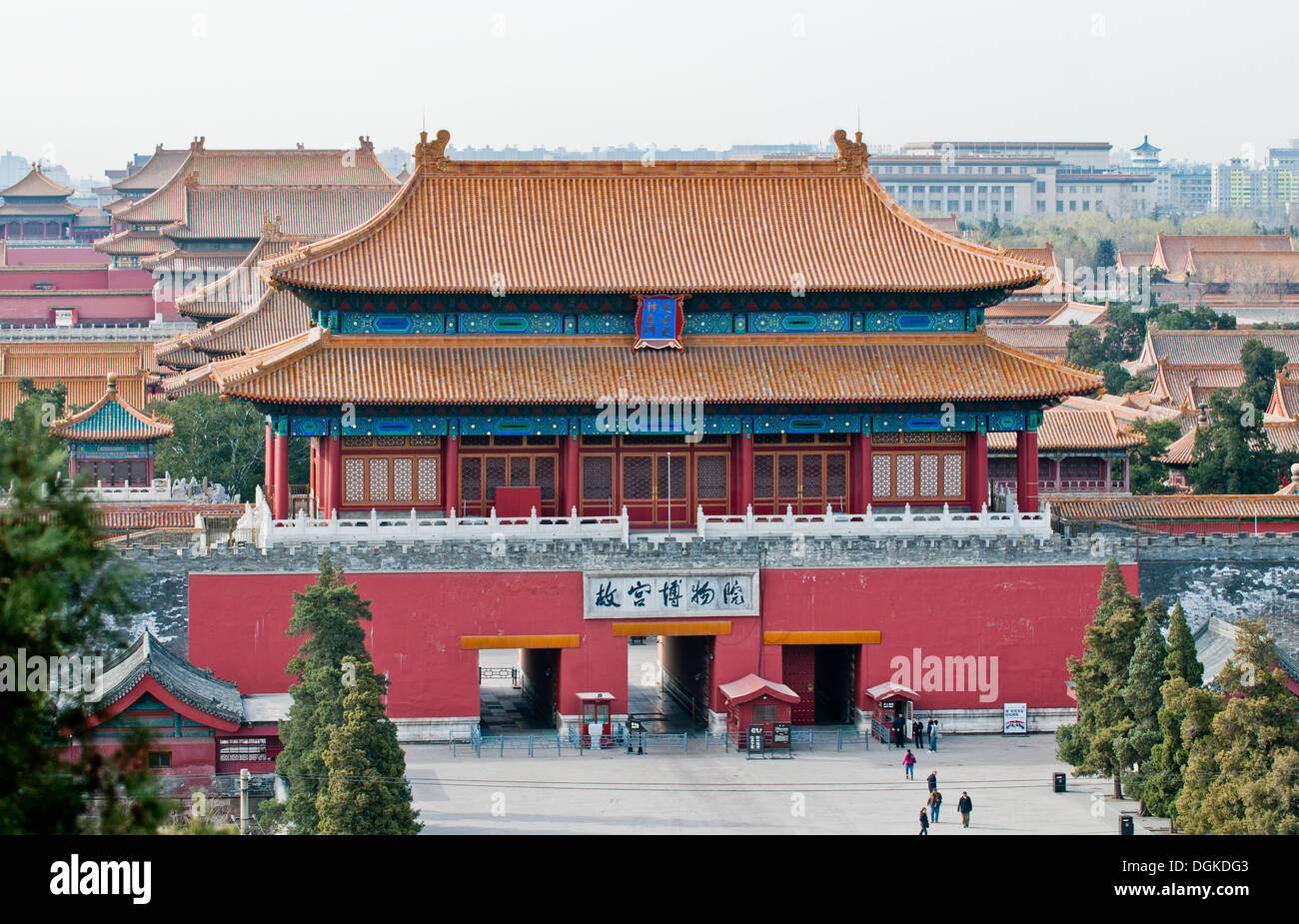 Tor der göttlichen könnte oder Tor der göttlichen Fähigkeiten, nördliche Tor der verbotenen Stadt in Peking, China, vom Jingshan Park aus gesehen Stockfoto
